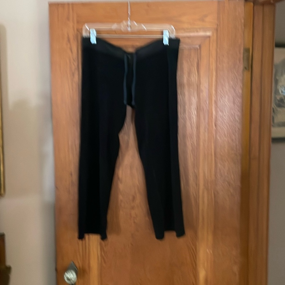 Juicy Couture black terry capri pant; Estilo; petit